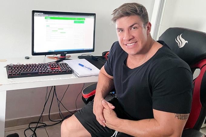 “Bacharelado em Educação Física é uma forma de seguir carreira fazendo algo que gosto”, afirma Renan que faz EAD em Jaú 