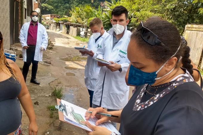 Ação coleta amostras para detectar casos de tuberculose
