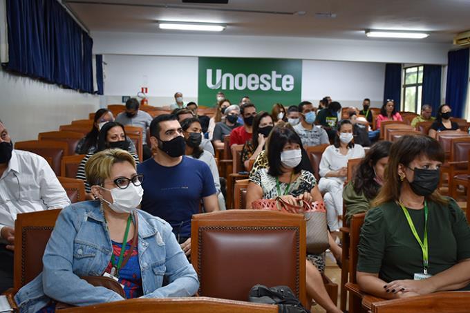 Parte do público e logo na frente a Dra. Camélia, coordenadora do programa de mestrado e doutorado 