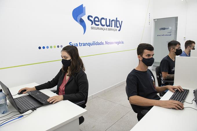 Alta demanda na área de tecnologia leva empresas de TI para dentro de universidade, onde recrutam talentos desde os primeiros termos