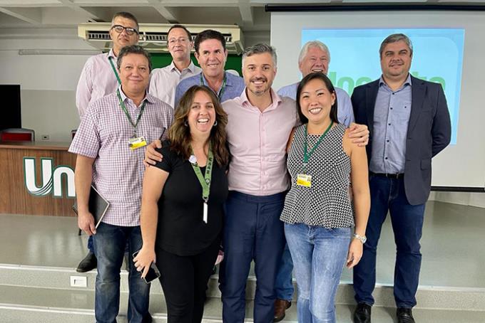 Representantes do Crea-SP com diretores e coordenadores de cursos da Unoeste, bem como os pró-reitores 