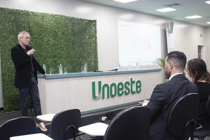 Dr. Décio Oliveira abordou os desafios da medicina e incentivou os futuros médicos a continuarem buscando conhecimento