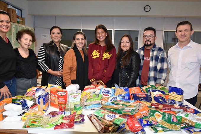 Entrega dos alimentos para a Feapp, na sala de professores das Faclepp