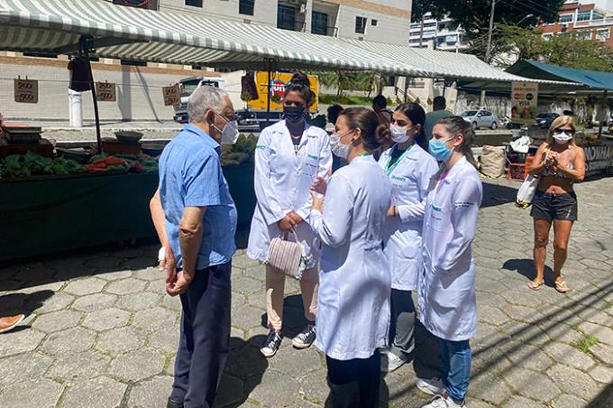 Acadêmicos realizam orientações à comunidade
