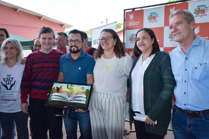 Roberta, Dr. Adilson, Josué e o quadro para a escola, Clara e Sirlei 