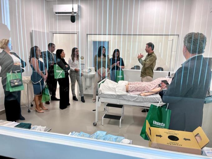 Convidados conhecem estrutura do novo campus da Unoeste Guarujá 