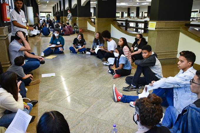 Momento de rodas de conversas por grupos de estudantes gremistas