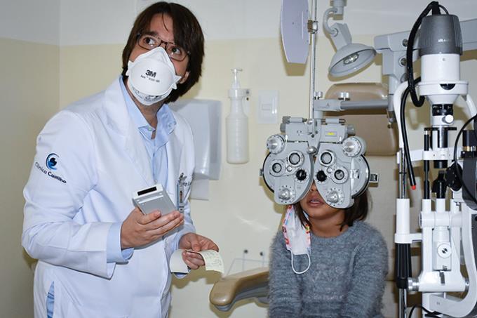 Mutirão de oftalmologia atende alunos de escolas municipais