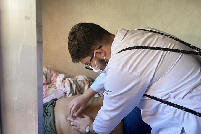 Aluno Alexandre durante a segunda visita domiciliar ao paciente Roberto: "Fiquei muito feliz com o resultado"
