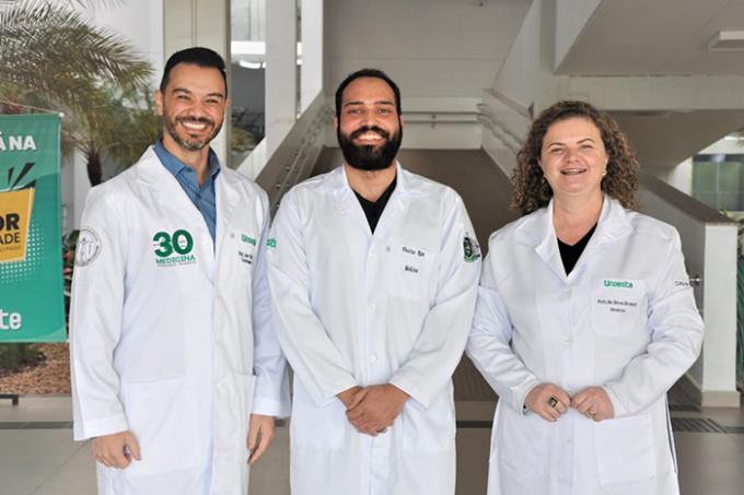 Aluno e professora da Medicina Jaú embarcam para Espanha