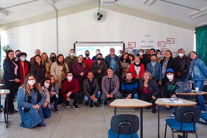 Envolvidos em uma das oficinas preparatórias para o 1º Encontro de Grêmios estudantis 