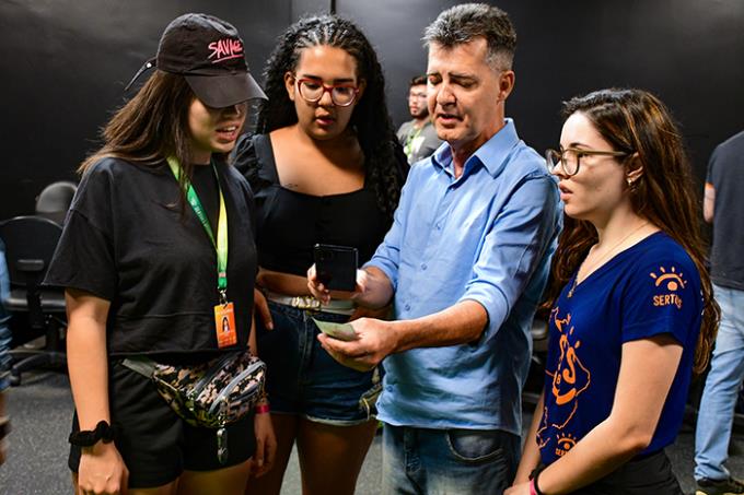 O designer instrucional Sérgio explicando aos voluntários da SAS Brasil sobre a realidade aumentada
