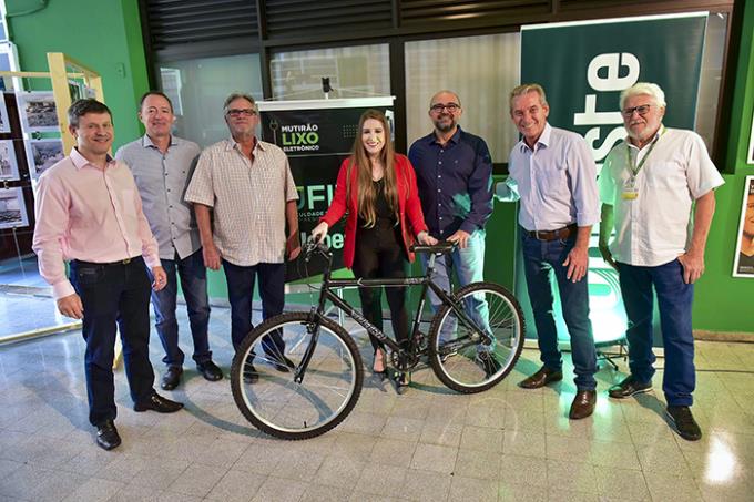 A bancária Mariana participou do mutirão pela segunda vez; nesta sexta ela recebeu a bicicleta da Prefeitura e Unoeste