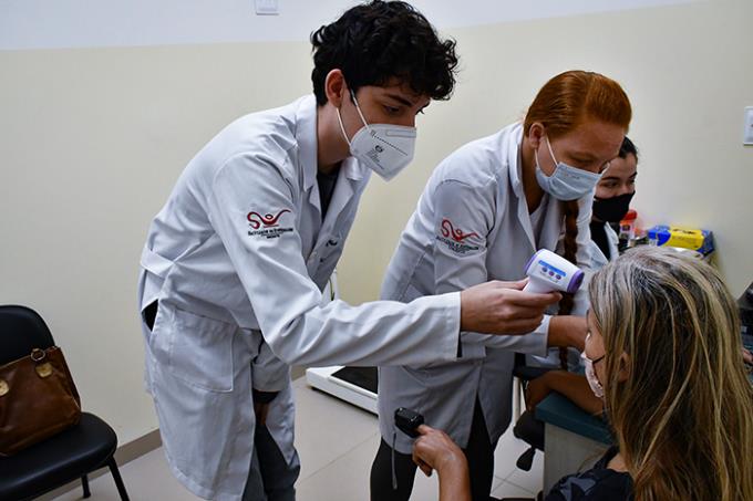 Murilo, estudante do 2º termo de Enfermagem da Unoeste, trabalhou na pré-consulta do mutirão: “essas oportunidades são fundamentais pra gente”