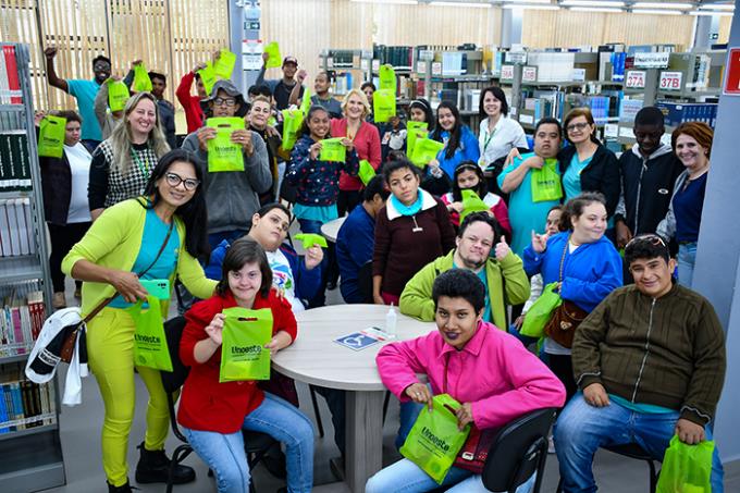 Alunos e professores da Apae de Pirapozinho visitaram a Biblioteca 