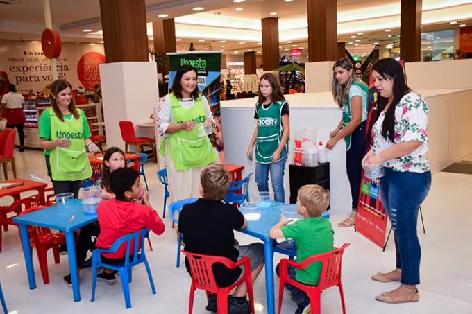 Oficina "Brinquedoteca Itinerante: slime e pintura" será realizada até o dia 12 de outubro, sempre das 13h às 15h, no Prudenshopping