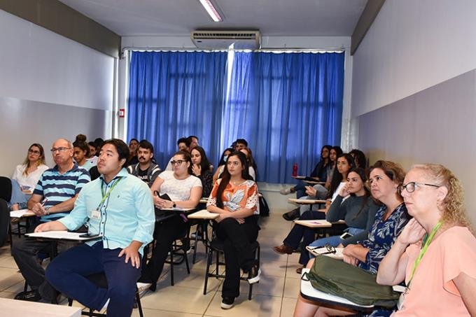 Público: estudantes e professores pesquisadores na abertura do SIC