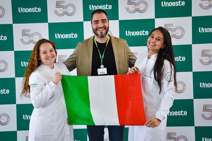 Dr. Vinícius Cestari entre as alunas Fabiana e Fernanda