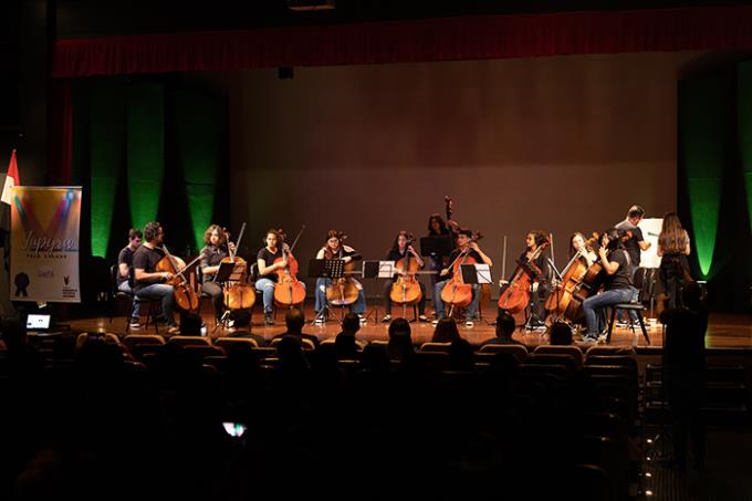 Apresentação musical do grupo “JupGraves”, durante abertura do 11º Farmoeste