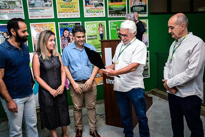 Moacir Del Trejo recebeu placa de homenagem dos colegas de trabalho por tantas contribuições em 42 anos de Unoeste