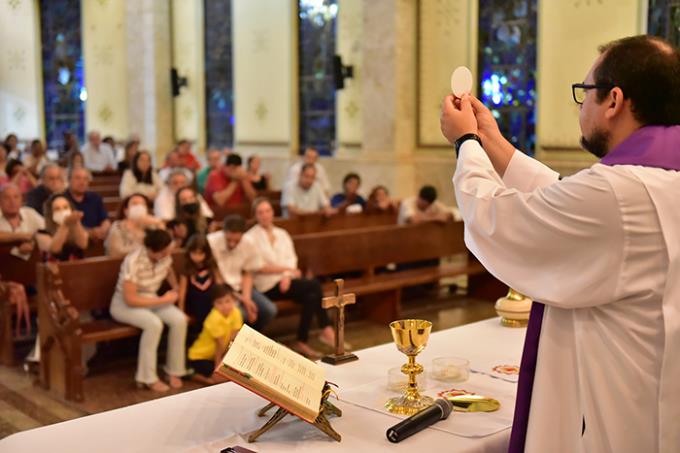 Celebração foi toda conduzida pelo padre Thiago Calçado, da Paróquia Santa Terezinha do Menino Jesus de Mirante do Paranapanema