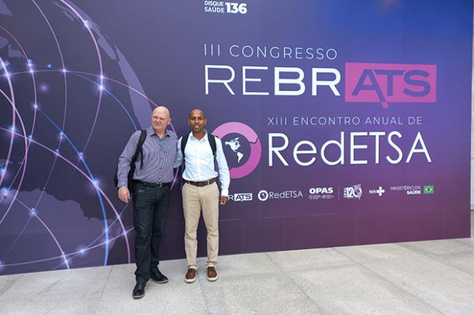 Os professores bolsistas do Nats Dr. Hermann Bremer e Dr. Heliard Caetano no congresso realizado neste mês e que reuniu representantes de 15 países