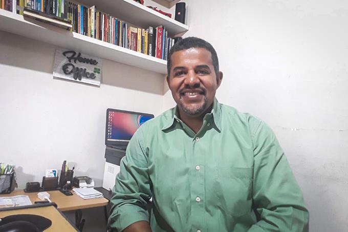 Clécio de Sousa, ex-aluno do curso de Gestão Pública EAD: “Hoje atuo na área com muito mais segurança”