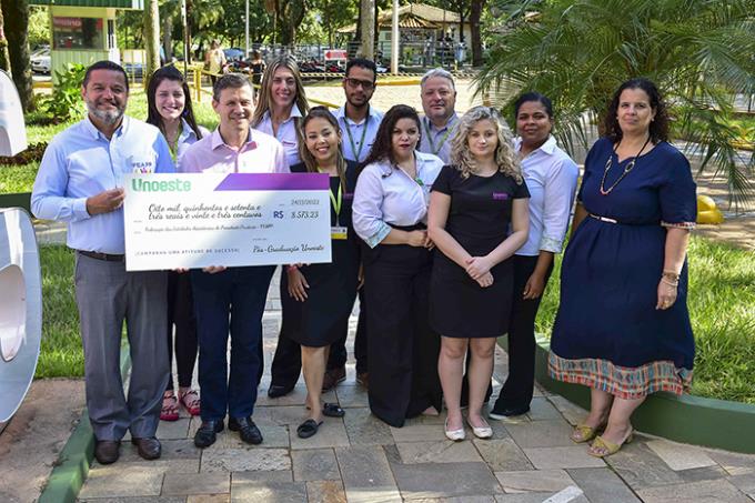 Equipe comercial e coordenação na pós lato sensu na entregue do cheque