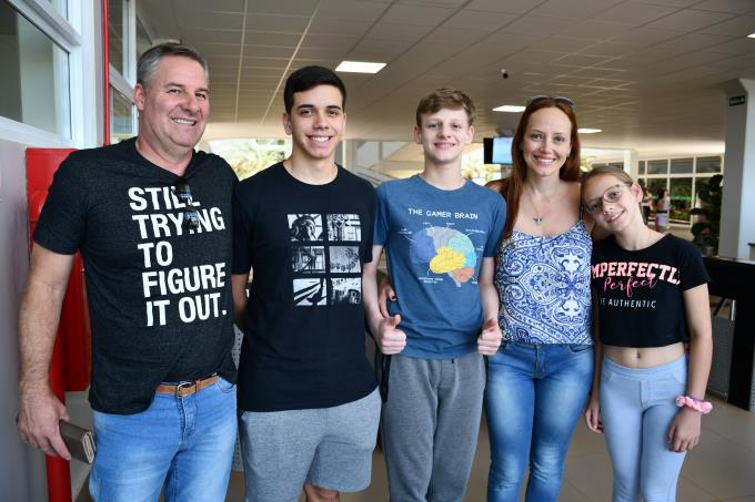 Conrado acompanhado dos irmãos Ana Lívia e Giovani, da mãe Ana Caroline e do padrasto, Flávio 