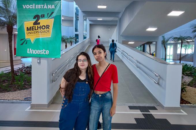 As amigas Thais e Yasmin prestaram a prova para o curso de Psicologia 