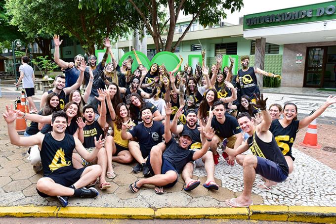 Muitos aprovados comemoraram a aprovação no vestibular em frente ao campus 1 da Unoeste