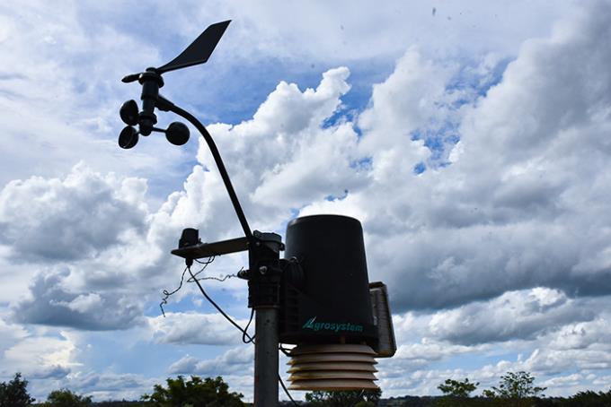 Estação automática de mediação de temperatura e umidade relativa do ar, velocidade do vento e radiação solar