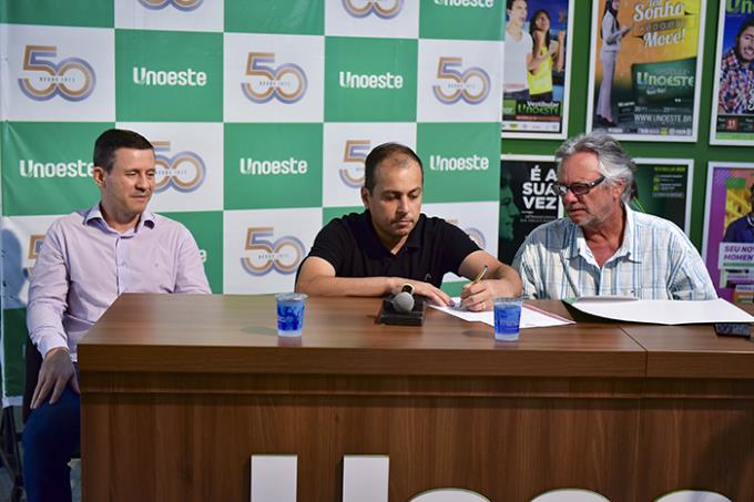 Assinatura do contrato pelo presidente André Garcia