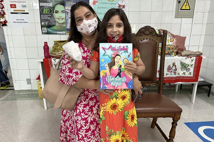 Ao lado da mãe Roseli Dantas, a pequena Stephanie adorou ganhar o livro da youtuber Mileninha