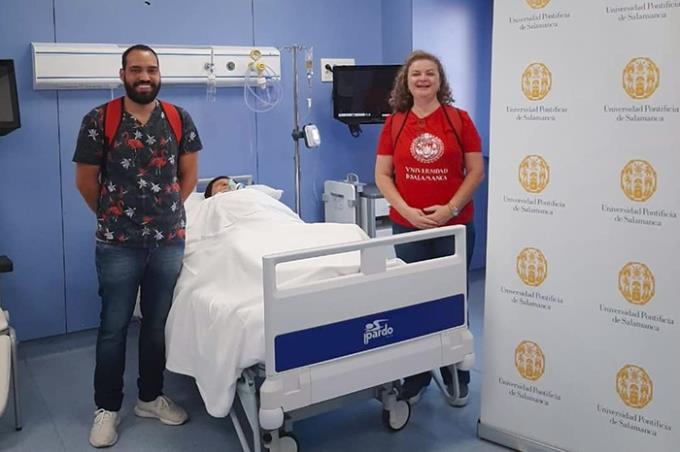 O aluno Vinicius e a professora Simone no Centro de Simulação Avançada, em Salamanca