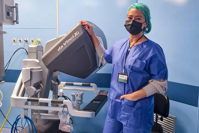 Fernanda e Da Vinci Xi, utilizado em cirurgias robóticas 
