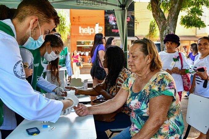 Aurora Reis, moradora da vila Iti: medição da glicemia capilar (diabetes)