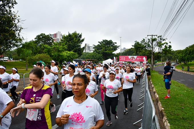 Largada da corrida e caminhada na rua padre João Goetz, entre as pistas norte e sul do Parque do Povo