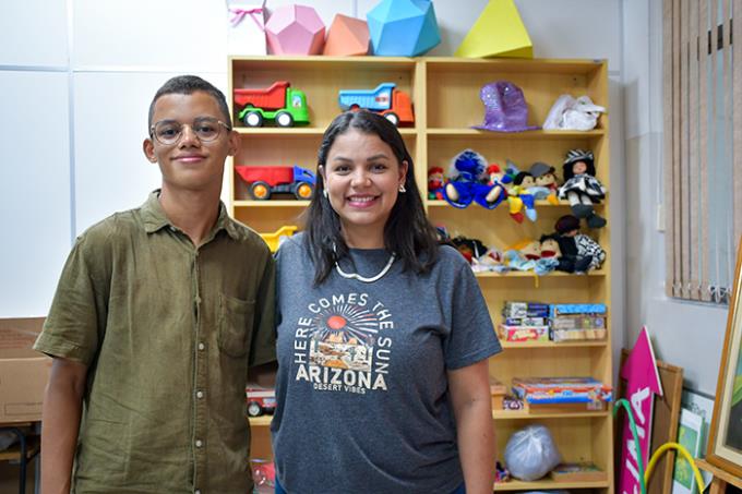 Leandro e Janiele num dos espaços do curso de Pedagogia: a brinquedoteca