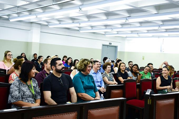 Parte do público e a Dra. Raquel Miotto, a primeira da esquerda para a direita