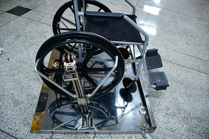 Plataforma se segurança, para fixação da cadeira de rodas