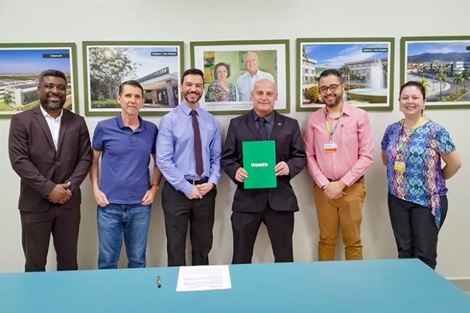 Ronaldo, Fernando, José, Adão, Douglas e Amanda na sede da OAB Jaú