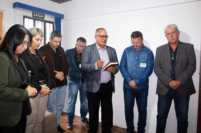 Benção pelo pastor Eloi na cerimônia de inauguração 
