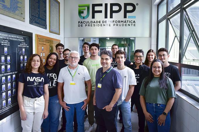 Estagiários junto com o sócio proprietário Juliano Videira, o diretor da Fipp Moacir Del Trejo, e o coordenador do curso BCC, Emerson Dória