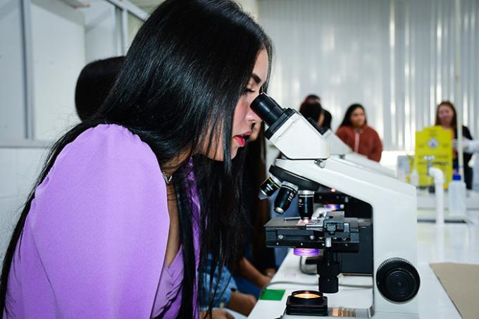 Atividade da Biomedicina, em laboratório 