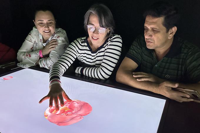 A professora Maria Eliza de Oliveira (centro), de Alfredo Marcondes, se surpreendeu com a mesa interativa dentro da Sala Betha