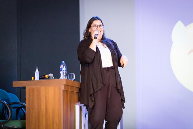 A publicitária Bárbara Benites, social media do Marketing da Unoeste, debateu como as redes sociais podem influenciar na vida profissional