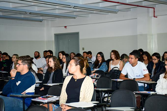 Participaram da parte teórica alunos da graduação e pós-graduação, professores e profissionais