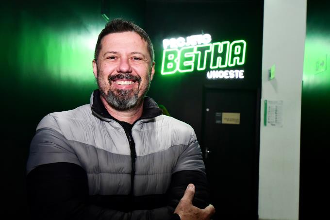 O estudante Marcos Gracioso garantiu o terceiro lugar no quiz e foi premiado com incentivo pela dedicação aos estudos
