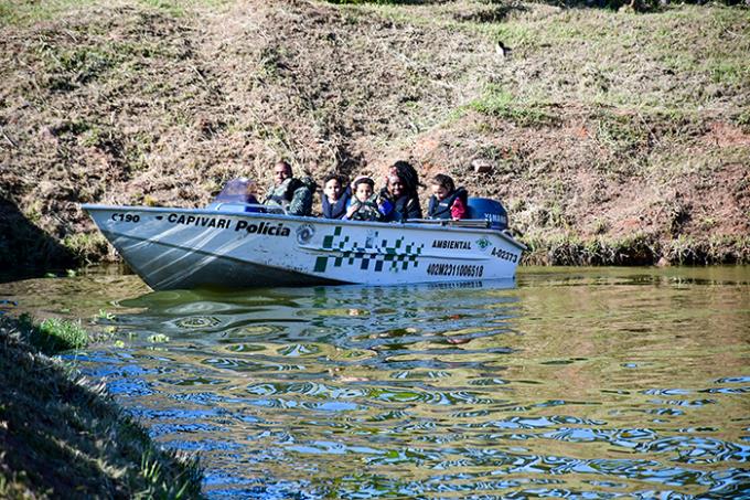 Passeio de barco: explicações sobre preservação dos recursos hídricos e proteção da fauna ictiológica   